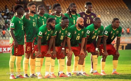 Camarões perfilado antes do confronto com a Angola, pelas Eliminatórias da África
