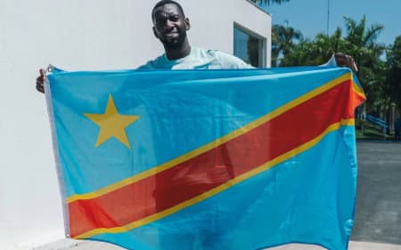 Atacante Bolasie, do Cruzeiro, com bandeira da RD Congo (Reprodução: Instagram/Bolasie)