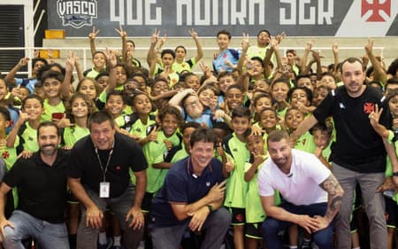 Fernando Diniz ao lado de funcionários e alunos do Colégio Vasco da Gama