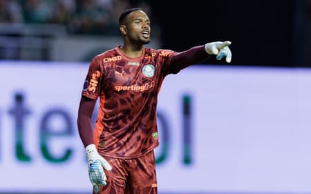 Carlos Miguel, jogador do Palmeiras em acao durante partida contra o Cruzeiro,