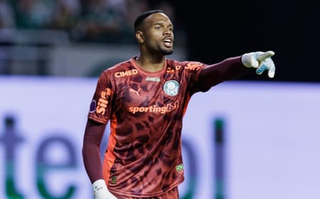 Carlos Miguel, jogador do Palmeiras em acao durante partida contra o Cruzeiro,
