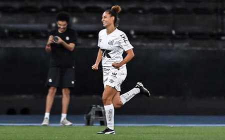 Carol Baiana comemora seu gol pelo Santos na final do Brasileirão Feminino A2