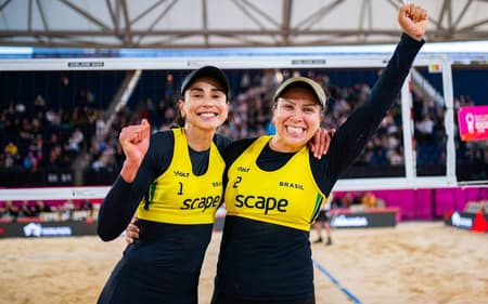 Carol e Rebecca no Mundial de Vôlei de Praia 2025 (Foto: Volleyball World)
