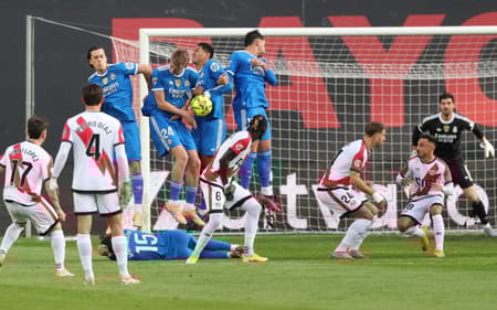 Chute na barreira do Rayo Vallecano no duelo contra o Real Madrid