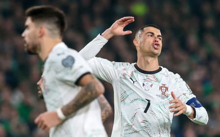 Cristiano Ronaldo reage durante jogo entre Portugal e Irlanda, pelas Eliminatórias da Europa