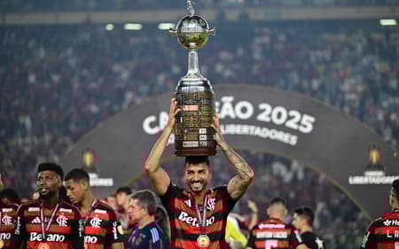 Danilo ergue taça da Libertadores - Flamengo campeão da edição 2025