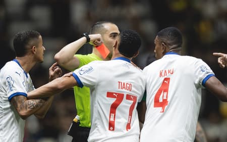 Davi Lacerda aplica cartão vermelho para Kanu, do Bahia, em jogo contra o Atlético-MG