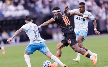 Memphis Depay, jogador do Corinthians, em acão durante partida contra o Grêmio