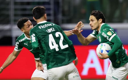 Elenco do Palmeiras comemora gol