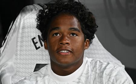 Endrick no banco diante do Alavés, por La Liga (Foto: JAVIER SORIANO/AFP)