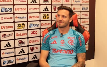 Saúl, jogador do Flamengo, em entrevista ao Lance! (Foto: Bruno Vaz/Lance!)