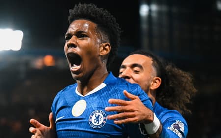 Estêvão comemora gol marcado pelo Chelsea sobre o Liverpool