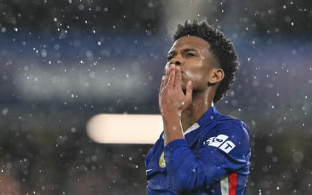 Estevão comemora gol pela Champions (Foto: Glyn KIRK / AFP)