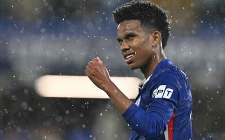 Estêvão comemorando o primeiro gol marcado pela Champions League (Foto: Glyn Kirk/AFP)