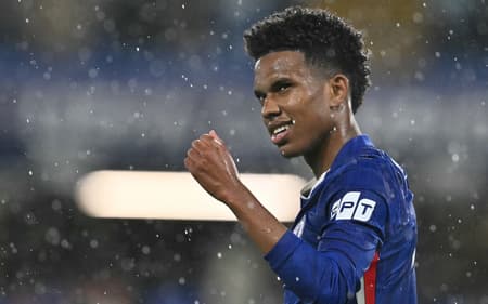 Estêvão comemorando o primeiro gol marcado pela Champions League (Foto: Glyn Kirk/AFP)