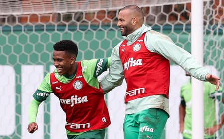 Estêvão e Weverton em treina na Academia de Futebol