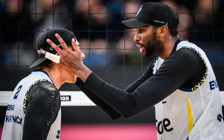 Evandro e Arthur Lanci se classificam para o mata-mata do Mundial de Vôlei de Praia (Foto: Voleyball World)