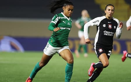 imagem cameraTainá Maranhão conduz bola em Palmeiras x Corinthians, pelo Paulistão Feminino. (Foto: Fabio Menotti/Palmeiras/by Canon)