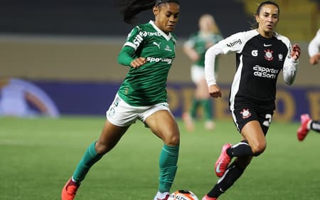 Tainá Maranhão conduz bola em Palmeiras x Corinthians, pelo Paulistão Feminino. (Foto: Fabio Menotti/Palmeiras/by Canon)
