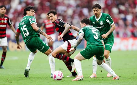 Pedro, do Flamengo, é marcado de perto por jogadores do Palmeiras (Foto: GIlvan de Souza/Flamengo)