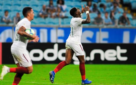 Yony González comemora gol pelo Fluminense na vitória sobre o Grêmio pelo Brasileirão de 2019.