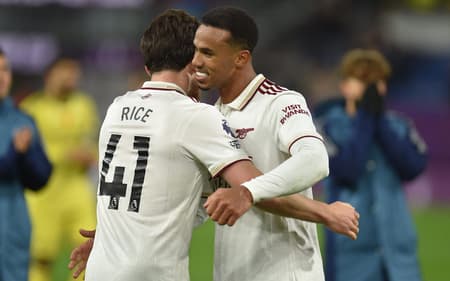 Gabriel Magalhães e Rice comemoram vitória do Arsenal sobre o Burnley, pela Premier League