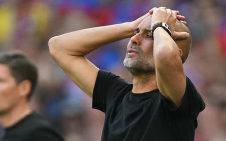 Guardiola coloca as mãos na cabeça durante derrota do Manchester City para o Crystal Palace