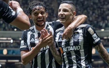 Gustavo Scarpa e Guilherme Arana voltam após suspensão (Foto: Pedro Souza / Atlético)