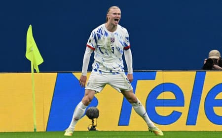 Haaland comemora gol marcado pela Noruega contra a Itália, nas Eliminatórias da Europa