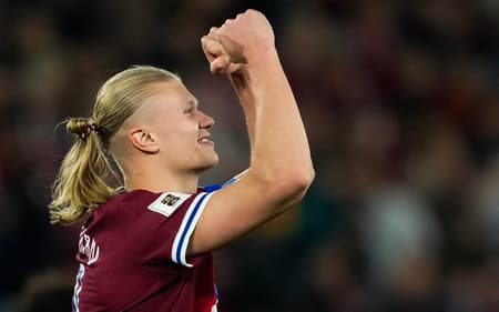 Haaland comemorando gol marcando contra Israel (Foto: Fredrik Varfkell/AFP)