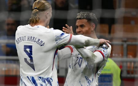 Haaland e Nusa comemoram gol da Noruega sobre a Itália, nas Eliminatórias da Europa