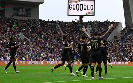 Jogadores de Portugal celebram gol na goleada por 9 a 1 sobre a Armênia, nas Eliminatórias da Europa para a Copa do Mundo