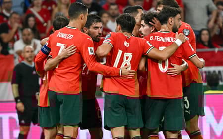 Jogadores de Portugal comemoram gol marcado sobre a Hungria, nas Eliminatórias