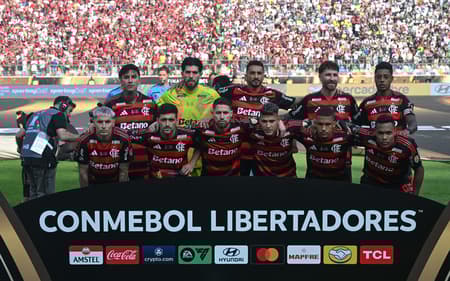 Jogadores do Flamengo perfilados antes de Palmeiras x Flamengo na final da Libertadores