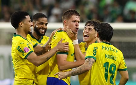 Jogadores do Palmeiras comemoram gol marcado