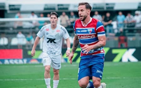 Lucas Sasha na partida entre Santos e Fortaleza, pelo Brasileirão (Foto: Mateus Lotif/Fortaleza EC)