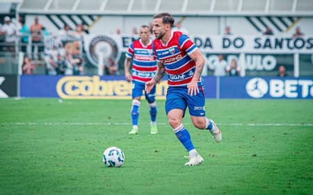 Lucas Sasha na partida entre Santos e Fortaleza, pelo Brasileirão (Foto: Mateus Lotif/Fortaleza EC)