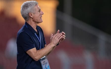 Luis Castro em passagem pelo Al-Wasl, dos Emirados Árabes