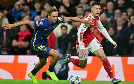 Martinelli e Llorente disputando na corrida no duelo entre Arsenal e Atlético de Madrid na Champions League (Foto: Ben Stansall/AFP)