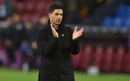 Mikel Arteta aplaude elenco do Arsenal após vitória sobre o Burnley, na Premier League