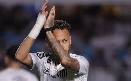 Neymar Jr jogador do Santos durante aquecimento antes da partida contra o Palmeiras (Foto: Ettore Chiereguini/AGIF/Gazeta Press)
