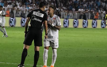 Neymar conversa com árbitro durante Santos x Mirassol (Foto: Giuliano Rodrigues/Pera Photo Press/Gazeta Press)
