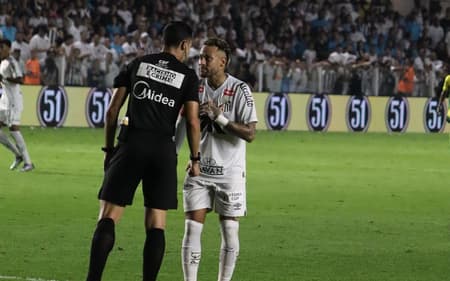 Neymar conversa com árbitro durante Santos x Mirassol (Foto: Giuliano Rodrigues/Pera Photo Press/Gazeta Press)