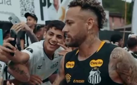 Neymar cumprimenta torcedores do Santos, que apoiam equipe antes de clássico com Palmeiras