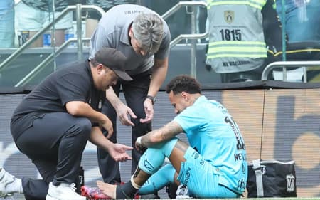 Neymar sente lesão diante do Atlético-MG na Arena MRV