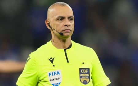 O arbitro Wilton Pereira Sampaio durante partida entre Cruzeiro e Flamengo no estadio Mineirao