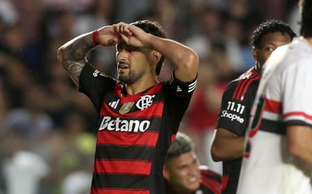 O jogador Arrascaeta se lamenta. Partida entre Sao Paulo e Flamengo valida pelo Campeonato Brasileiro