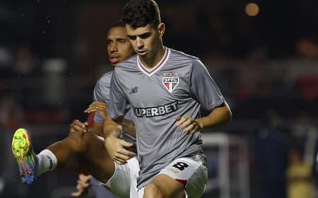 Oscar no aquecimento antes da partida da derrota do São Paulo (Foto: Rubens Chiri / São Paulo FC)