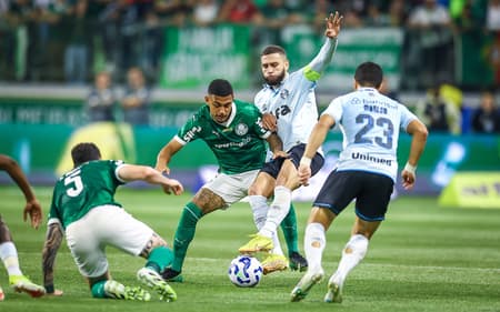 Disputa de bola na derrota do Grêmio para o Palmeiras. (Foto: Lucas Uebel/Grêmio FBPA)