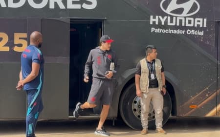 Pedro chega ao treino do Flamengo